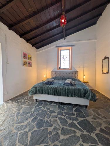 a bedroom with a bed and a window in it at B&B Casa da Ponte Selmes Vidigueira in Selmes