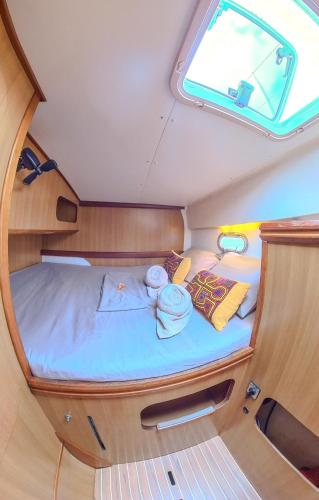 a small bed in the middle of a boat at Enjoy Sailing Experience in El Porvenir