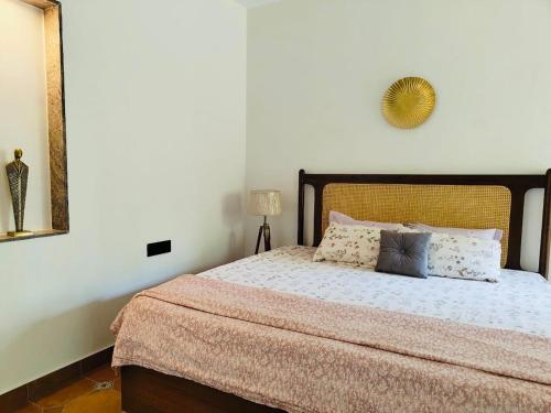 Postel nebo postele na pokoji v ubytování Studio Apartment jungle view 2minutes drive to the beach