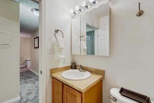 un baño con lavabo y espejo en Northern Nook, en Anchorage