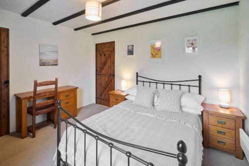 ein Schlafzimmer mit einem großen Bett mit Schreibtisch und einem Schreibtisch in der Unterkunft Host & Stay - Providence Cottage in Woolacombe