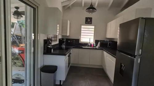 Η κουζίνα ή μικρή κουζίνα στο Cozy House with Terrace in Upper Prince's Quarter