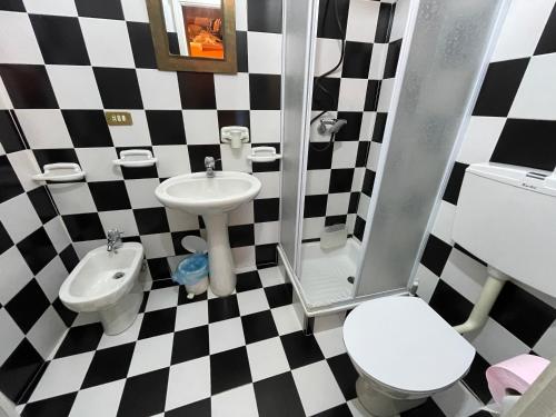 La salle de bains est pourvue d'un lavabo et d'une douche. dans l'établissement House Old town 50m beach&shop, à Menton