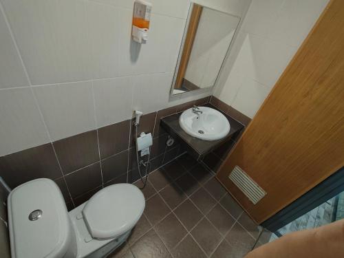 a bathroom with a toilet and a sink at Sky View Hotel Dengkil Putrajaya Cyberjaya in Kampung Dengkil