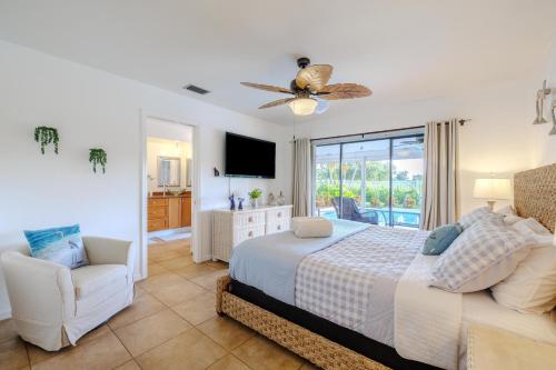 Ένα ή περισσότερα κρεβάτια σε δωμάτιο στο Heated Pool, Pet Friendly, Game Room and Bikes - Palm Leaf Haven - Roelens Vacations