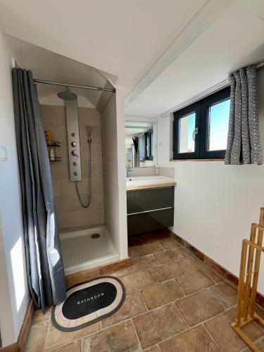 une salle de bain avec douche et lavabo dans l'établissement April' House Neffiès, à Néffiès