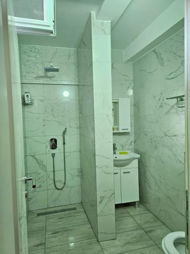 Bilik mandi di Apartman Nena 101