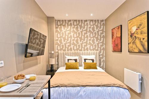 une chambre avec un lit et une table dedans dans l'établissement Studio situé dans le 11ème arrondissement, à Paris