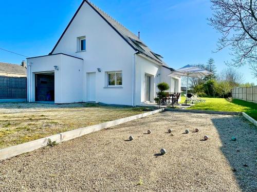 un groupe d'oiseaux assis sur le sol devant une maison dans l'établissement Le 3C - Maison Neuve - Terrasse - Jardin Clos, à Erdeven