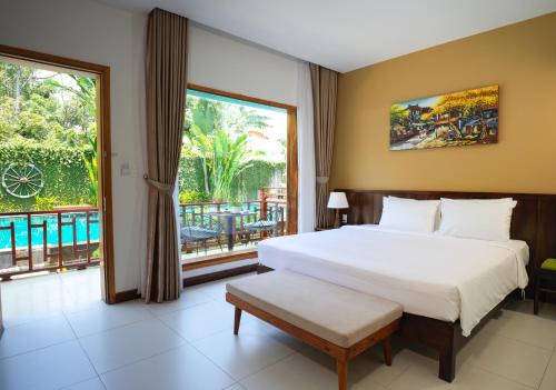 Postel nebo postele na pokoji v ubytování Nadine Phu Quoc Resort & Spa
