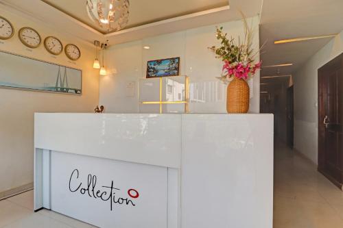 ハイデラバードにあるHotel O New Hotel Hamsaの花瓶白いカウンター