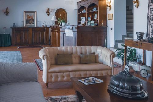 a living room with a couch and a table at Arca Hotel in Pienza