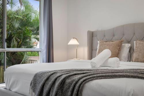 Ένα ή περισσότερα κρεβάτια σε δωμάτιο στο Peaceful and Convenient 4BR Family Modern Retreat