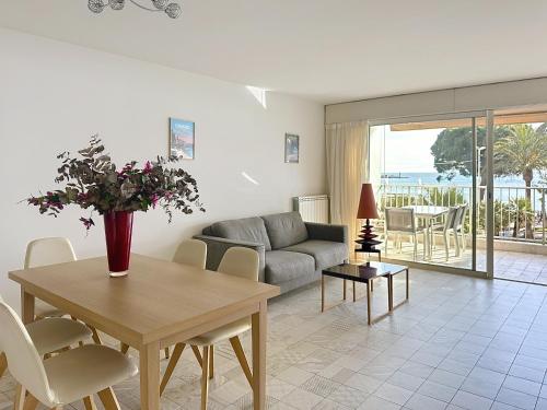 Cozy 2-bedroom apartment with terrace, sea view and parking in Cannes