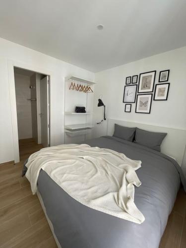 Un dormitorio blanco con una cama grande. en Cute little apartment, en Godella
