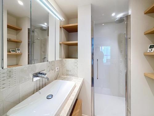 une salle de bain avec un lavabo et une douche dans l'établissement Cozy 2-bedroom apartment with terrace, sea view and parking in Cannes, à Cannes