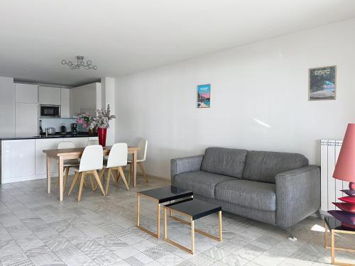 un salon avec un canapé et une table dans l'établissement Cozy 2-bedroom apartment with terrace, sea view and parking in Cannes, à Cannes