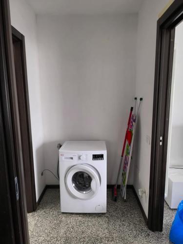 a washer and dryer in a small room at Casa Lampone due in Trento