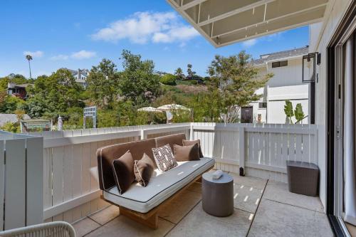 a porch with a couch on a balcony at Jasmine Hideaway and Newly Renovated in Summerland