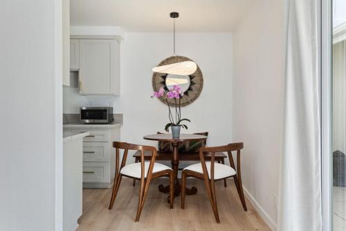 a dining room table and chairs in a kitchen at Jasmine Hideaway and Newly Renovated in Summerland