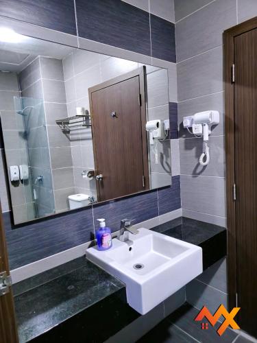 a bathroom with a white sink and a mirror at KSL City Mall 6-20pax Private Lift-Netflix-SmartTV 70inch in Johor Bahru