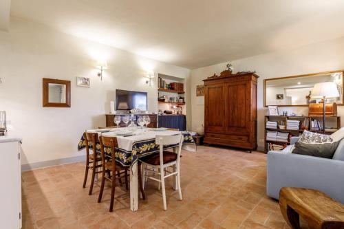 a kitchen and living room with a table and chairs at Appartamento Holly House in Radda in Chianti