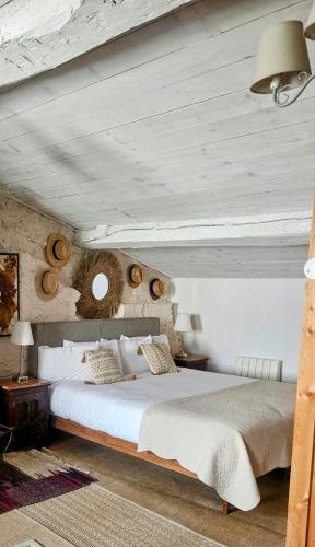 une chambre avec un grand lit dans une pièce dans l'établissement La Maison Colline, à Saint-Émilion