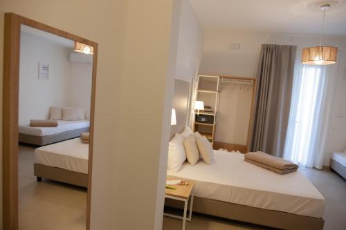 バレストラーテにあるBalestrate Center Roomsのベッドが2つと鏡があるホテルの部屋