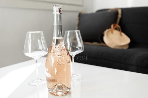 une bouteille de vin et deux verres sur une table dans l'établissement 