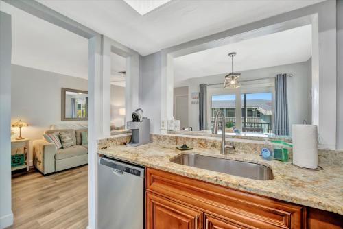 Η κουζίνα ή μικρή κουζίνα στο Coquina Cheer on Anna Maria Island