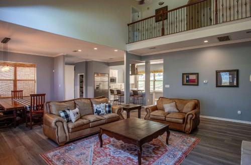 Χώρος καθιστικού στο Lakefront 6BR Retreat w Dock & Game Room