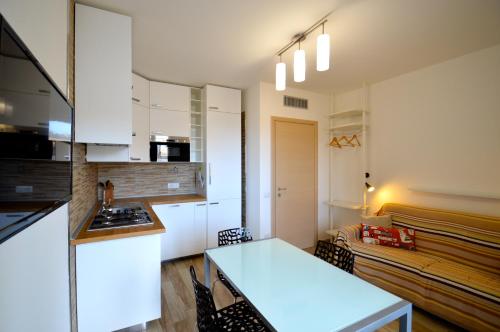 uma cozinha com uma mesa e um sofá num quarto em Royal Sea House em Cefalù