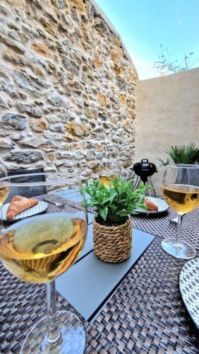 une table avec deux verres de vin sur une terrasse dans l'établissement Spacieuce maison proche de Nausicaa, gare et remparts, 3 chambres, Free Parking, Netflix, Primes Video, Free Wifi, à Boulogne-sur-Mer