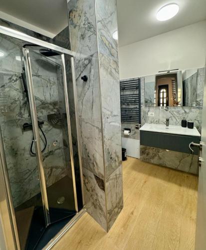 a bathroom with a shower and a sink at Casa Magenta Apartment 5 in Valeggio sul Mincio
