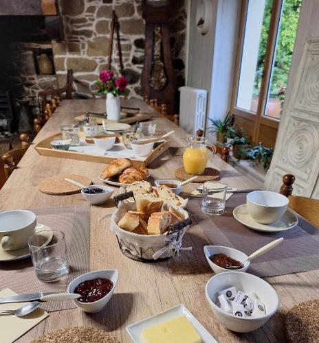 - une longue table en bois avec de la nourriture dans l'établissement La vallée du Rivoal, à Lopérec