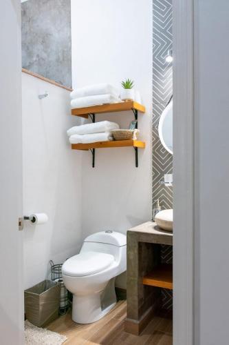 a bathroom with a toilet and a sink at Casa Baja - Depa completo 2 recámaras in Loreto