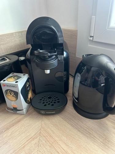- une cafetière installée à côté d'un mixeur dans l'établissement Appartement avec Wifi La Baule Les Pins, à La Baule