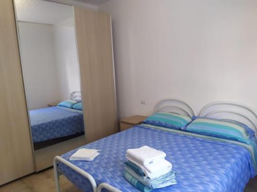 Un pat sau paturi într-o cameră la Casa Relax con parcheggio e jacuzzi , vicino al mare e al centro