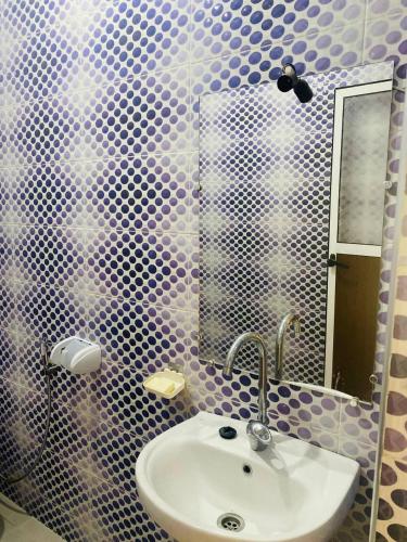 a bathroom with a sink and a mirror at Casa Farah 2 in Chefchaouen