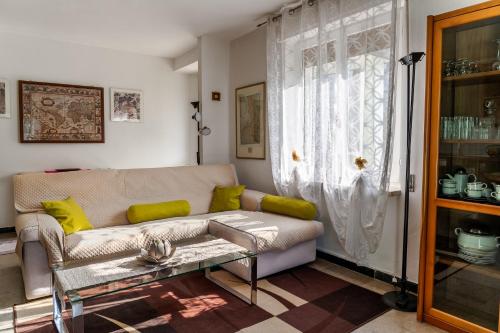 a living room with a couch and a table at La Casa nel Verde in Arco