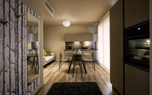 a small kitchen and dining room with a table and chairs at The School Venice, boutique Loft in Venice