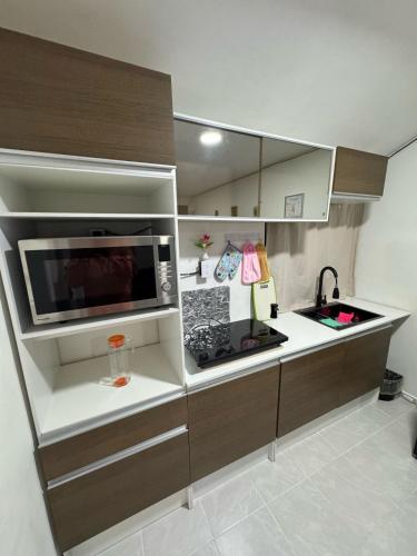 a kitchen with a microwave and a stove at Casa Inteligente Anys in Tampico