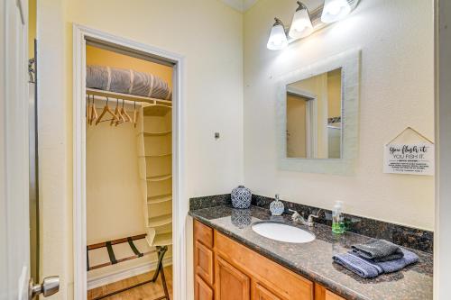 un baño con lavabo y espejo en Gulf Views Beachfront Bolivar Peninsula Escape!, en Crystal Beach