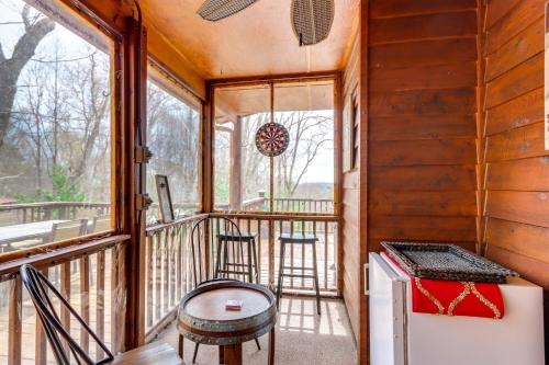 Balkón nebo terasa v ubytování 5 Mi to Cherokee Lake Pet-Friendly Cabin with Deck!