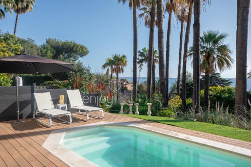 une piscine avec deux chaises et un parasol dans l'établissement 