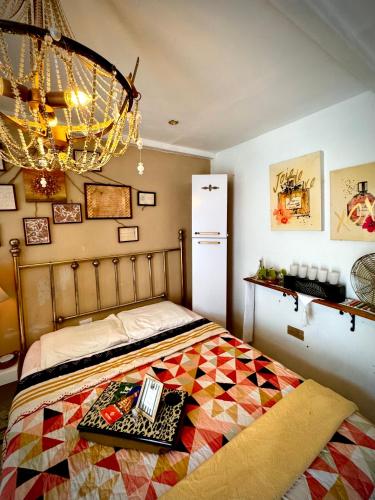 Ένα ή περισσότερα κρεβάτια σε δωμάτιο στο Private Bedroom near the Arch!