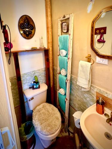 Ένα μπάνιο στο Private Bedroom near the Arch!