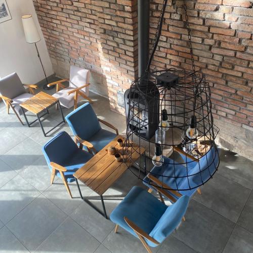 a group of chairs and a wooden table with a cage at Centrum Łąkowa 1 in Wünschelburg