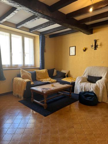 un salon avec un canapé et une table basse dans l'établissement Maison De Roxy, à Courban