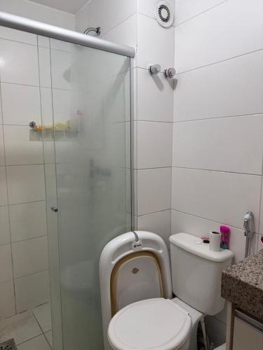 a bathroom with a toilet and a glass shower at Df Plaza Flat, Excelente in Águas Claras